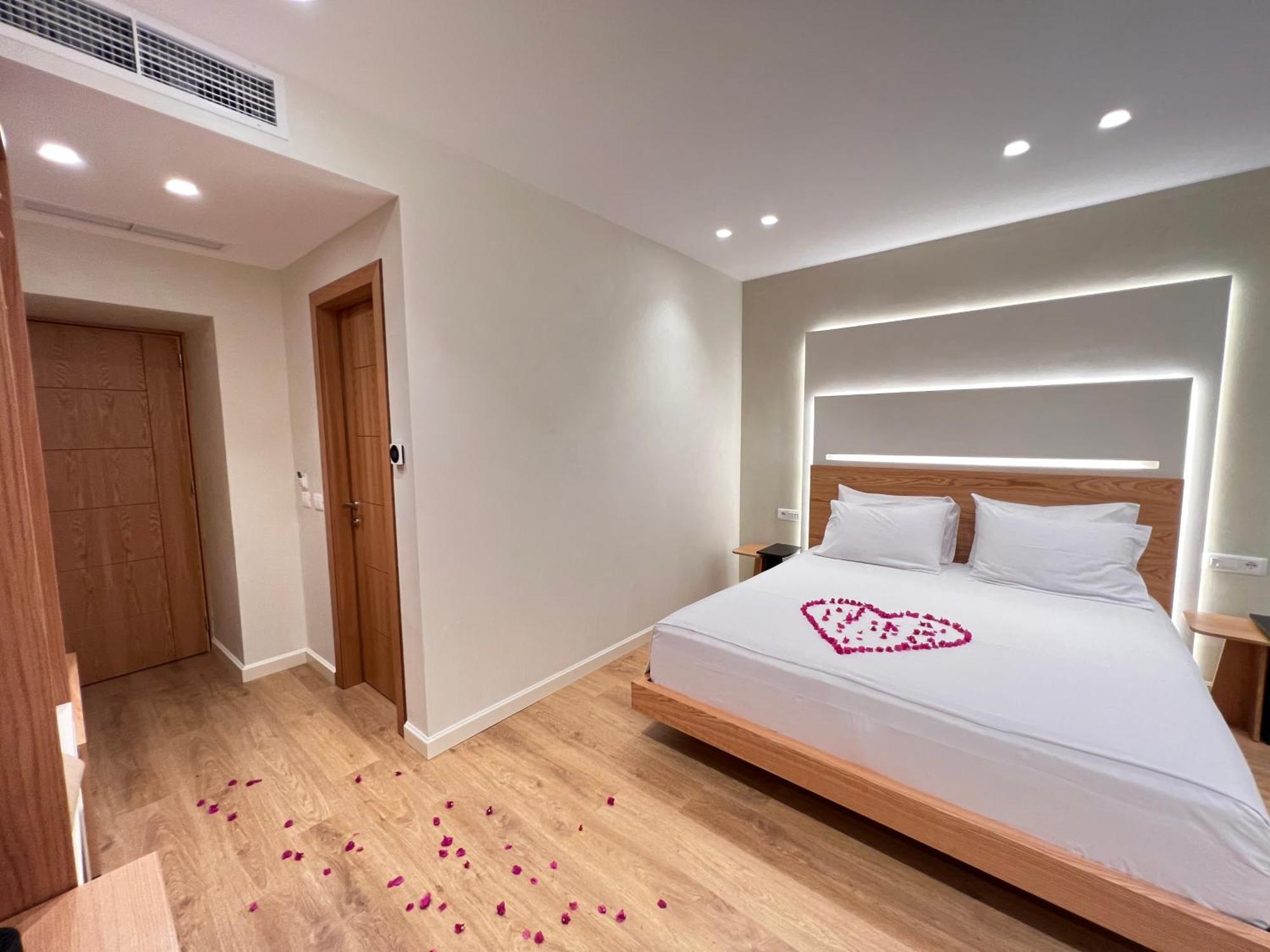 Elpis Guest House Himare Exterior photo